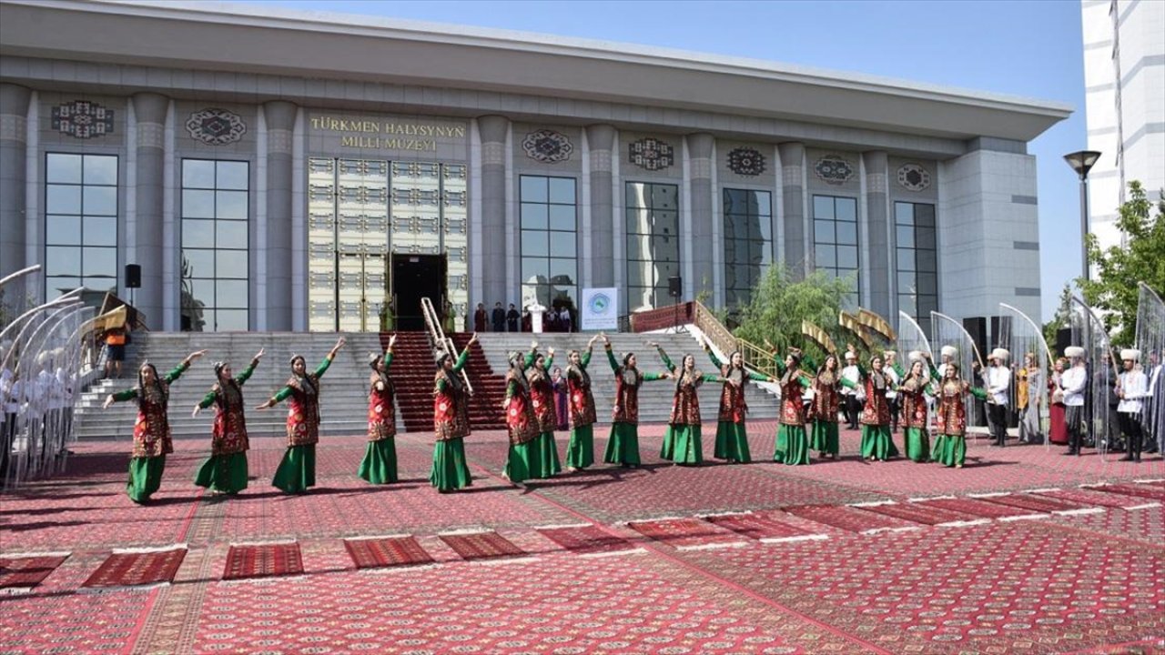 Türkmenistan'da geleneksel Halı Bayramı kutlandı
