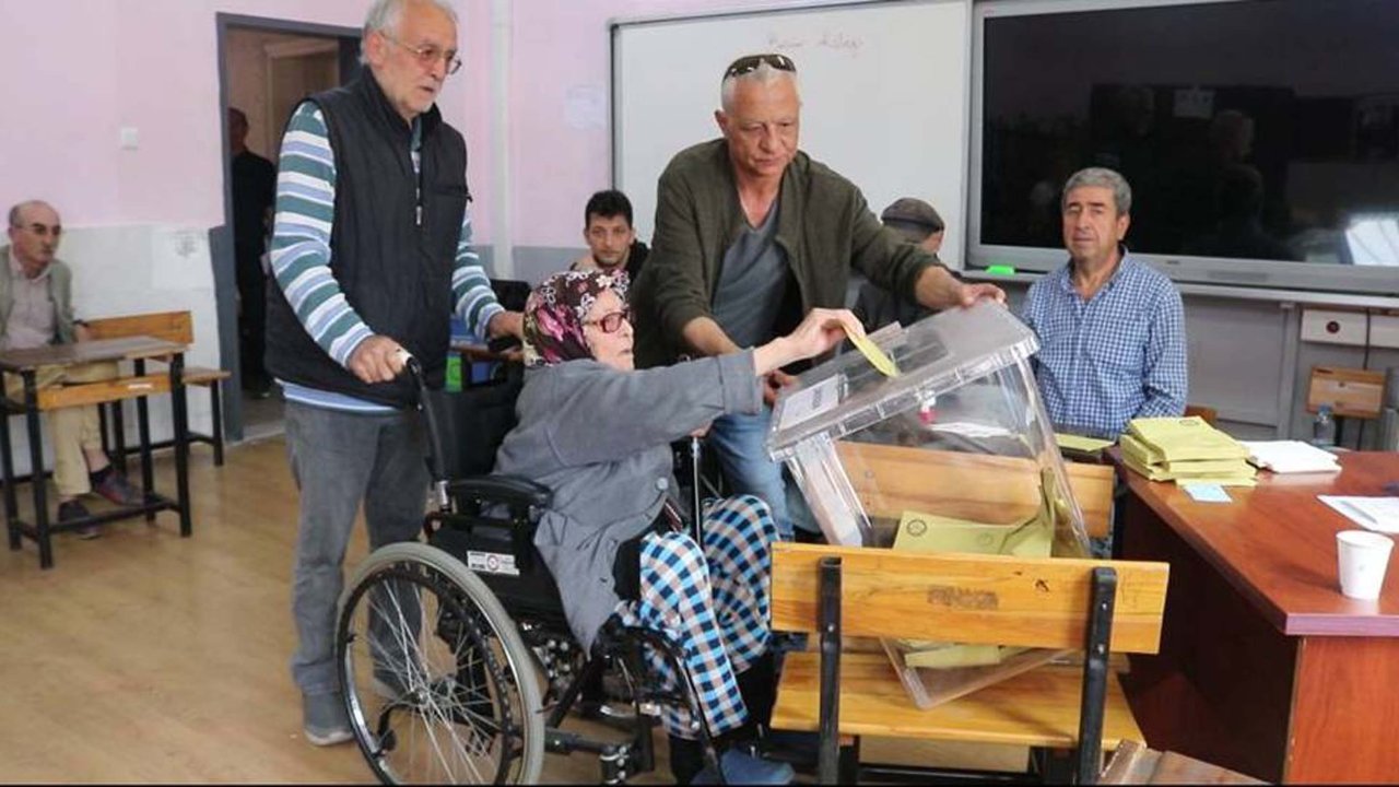 İzmir'de, hastanede tedavisini bırakıp oy kullanmaya geldi