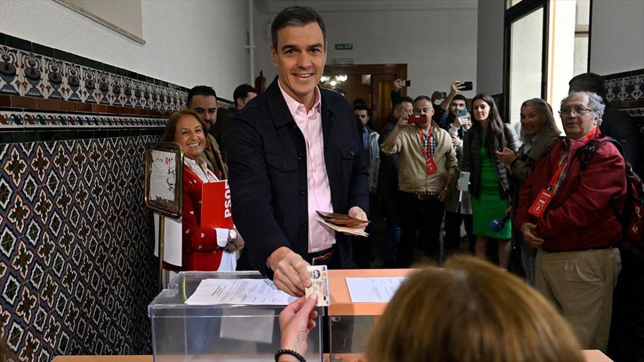 İspanya'da halk yerel seçimler için sandık başında