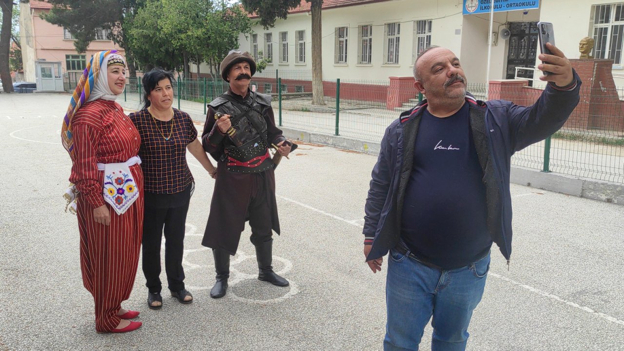 Burdur'da oy kullanmaya yöresel kıyafeti ile geldiler