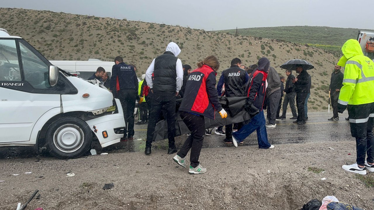 Sivas'ta feci kaza: 4 ölü, 3 yaralı
