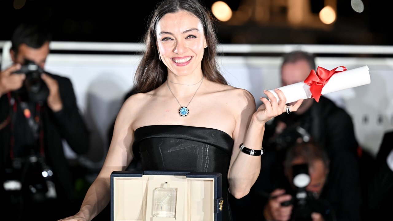 Merve Dizdar’ın Cannes’da ödül alırken giydiği kıyafetin markası olay yarattı!