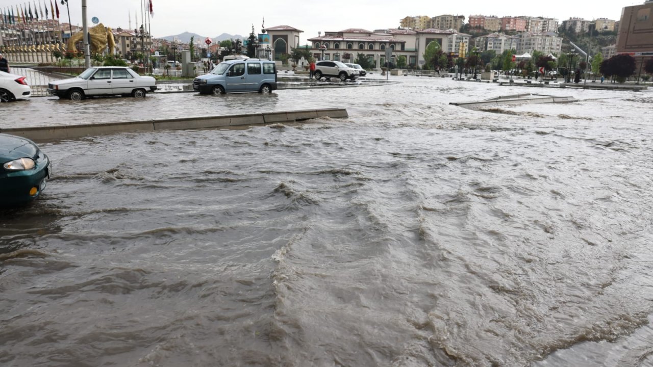 Ankara'da sağanak: Yollar göle döndü!