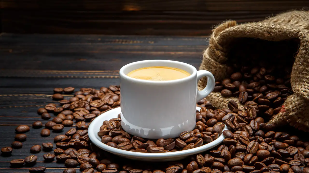 Bir bardak kahvenin 40 yıl hatrı vardır derlerdi de inanmazdık.. Yeni zam ile artık kahve içmek hayal oluyor..