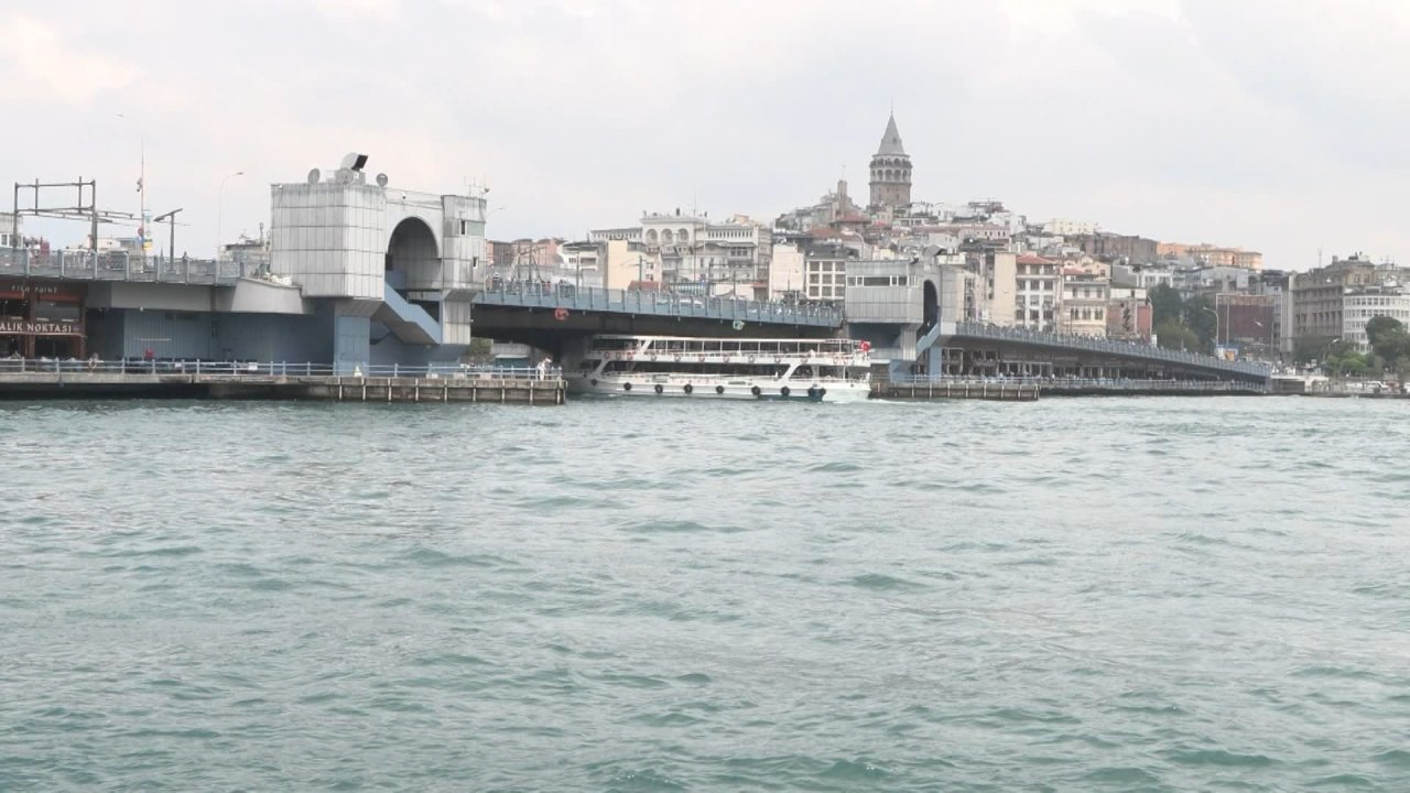 Galata Köprüsü'ne tekne çarptı!