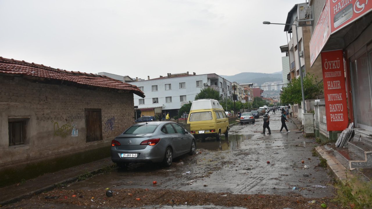 İzmir'de sağanak: Ev ve iş yerlerini su bastı