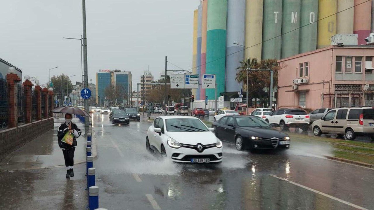İzmir'de yarın için 'gök gürültülü sağanak yağış' uyarısı