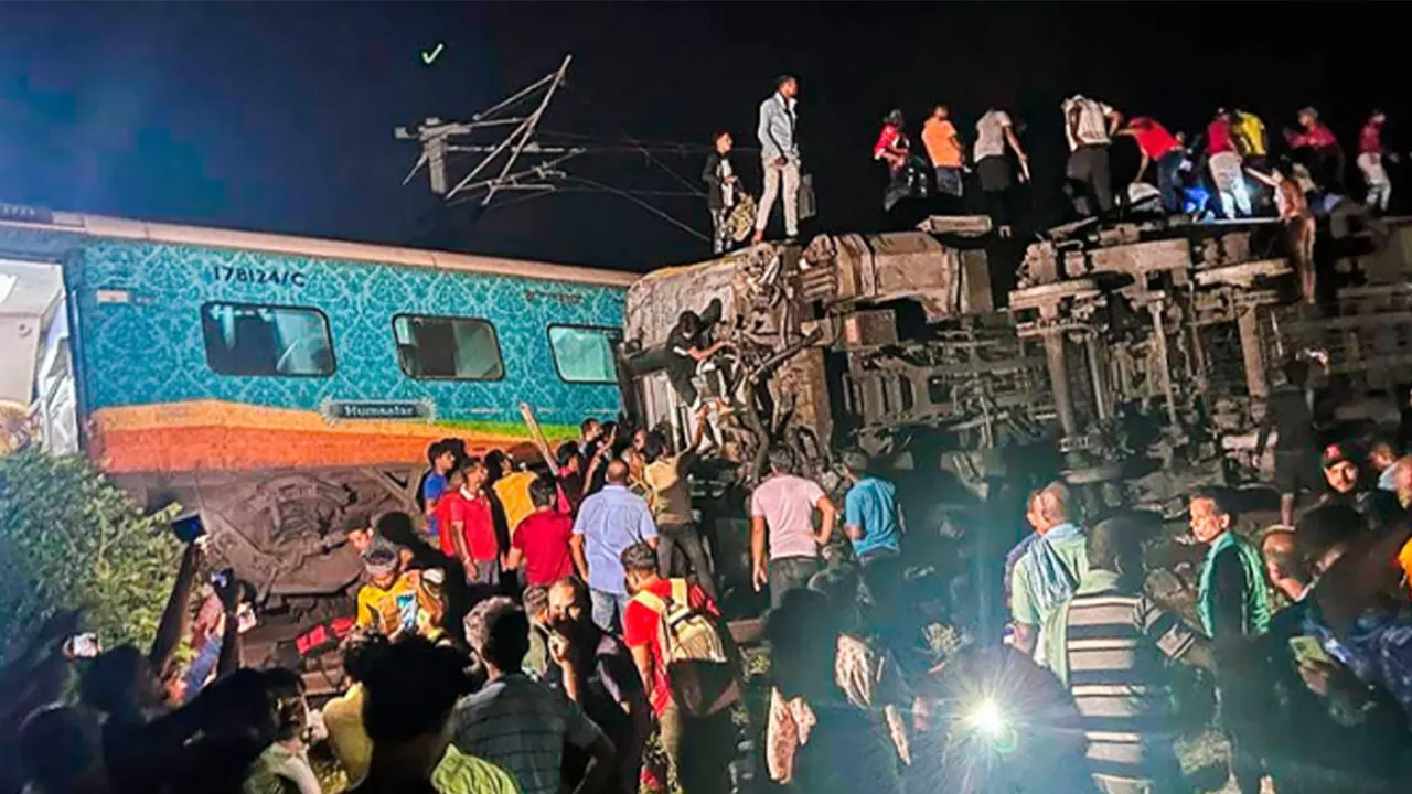 Hindistan'da tren faciası: En az 288 ölü, yüzlerce yaralı
