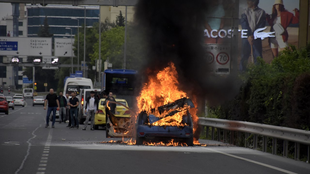 Otomobili alev alev yandı: Sürücü gözyaşlarını tutamadı
