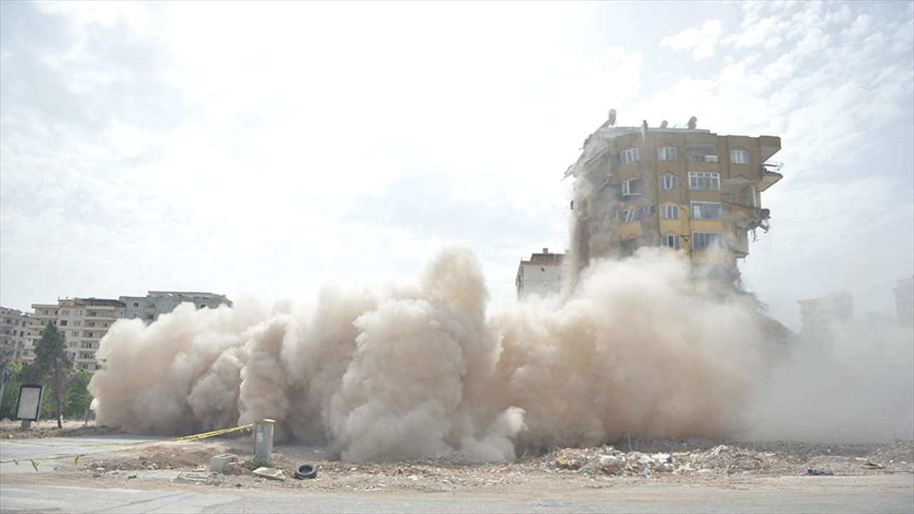 Ebrar Sitesi'nde ağır hasar alan son iki binadan biri daha yıkıldı