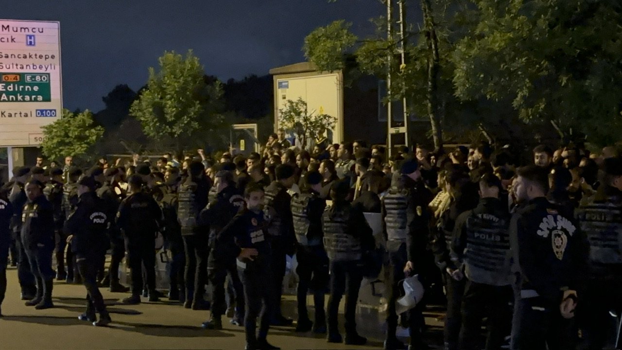 Fenerbahçeli taraftarlardan yumurtalı ve soğanlı protesto
