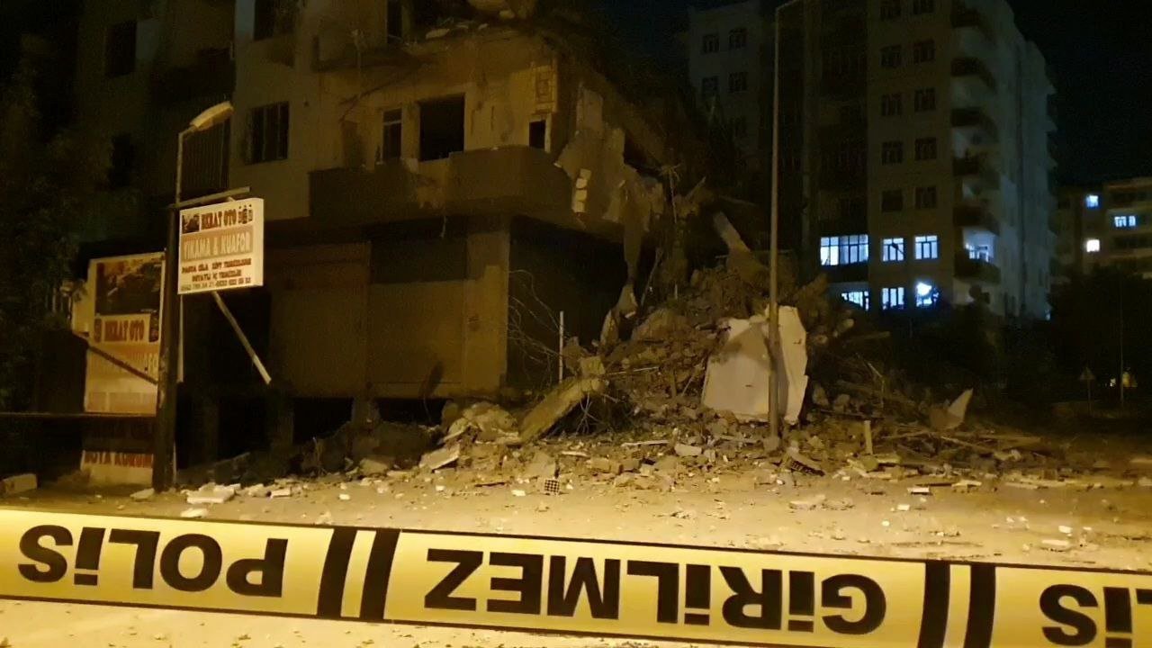 Diyarbakır’da hasarlı bina çöktü