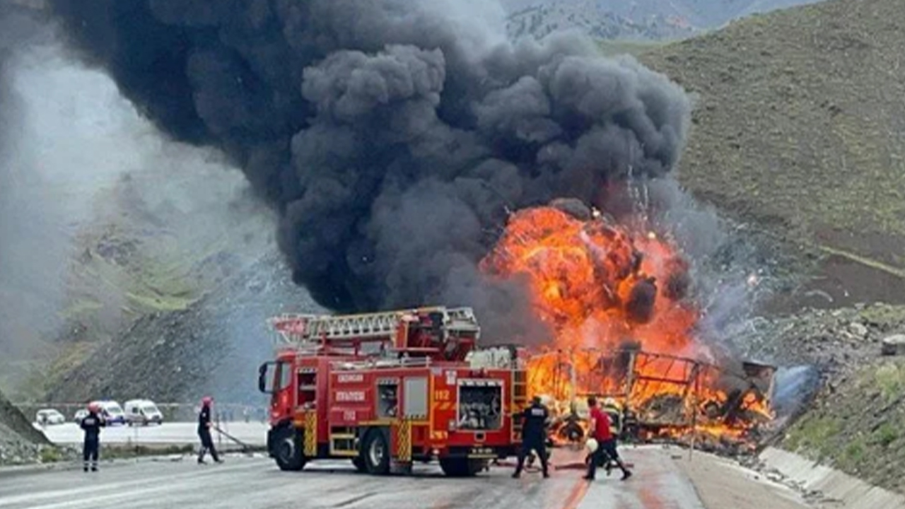 Erzincan'da feci kaza! İki TIR çarpıştı: 2 ölü