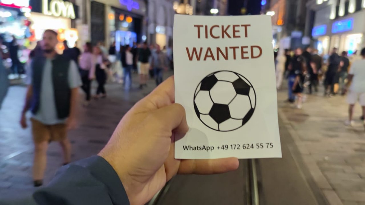 Alman Youtuber, Taksim meydanında broşür dağıtarak maç bilet aradı
