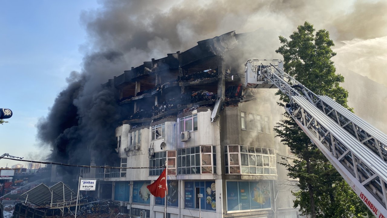 İstanbul'daki yangın söndürülemiyor! Sebebi belli oldu..