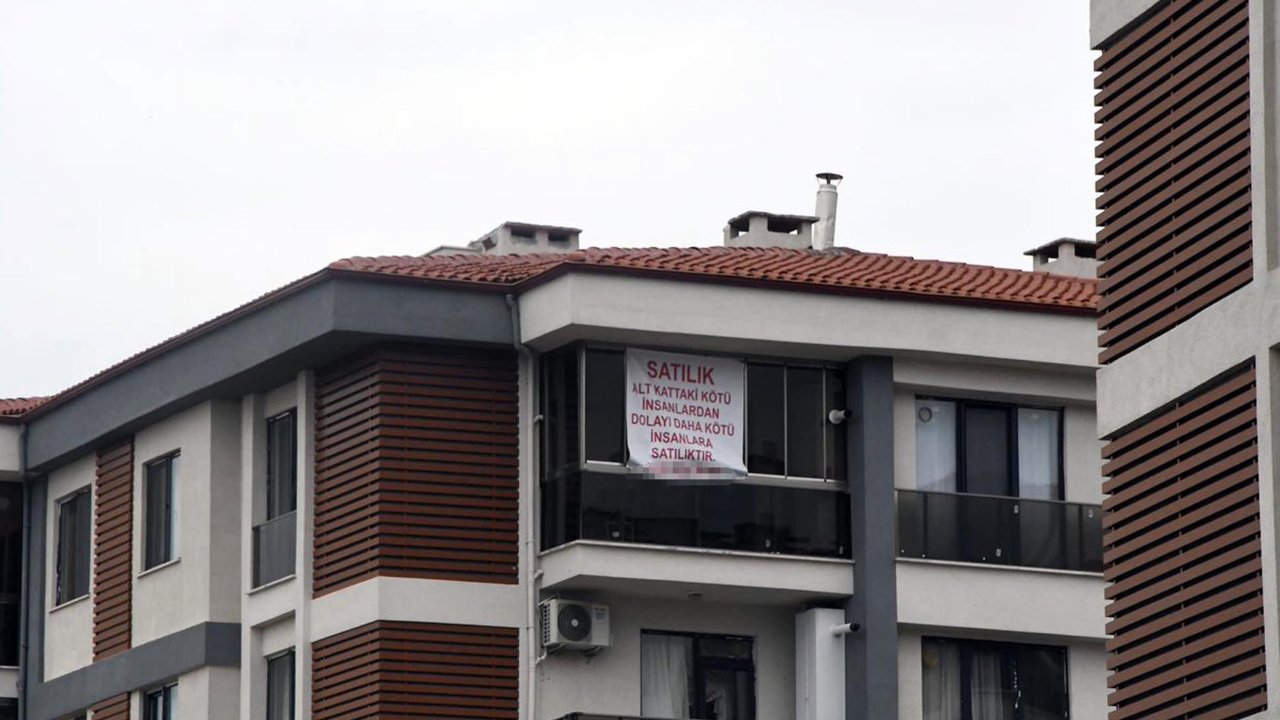 Bu "satılık daire" afişi olay yarattı! Komşusu mahkeme kararıyla kaldırttı..
