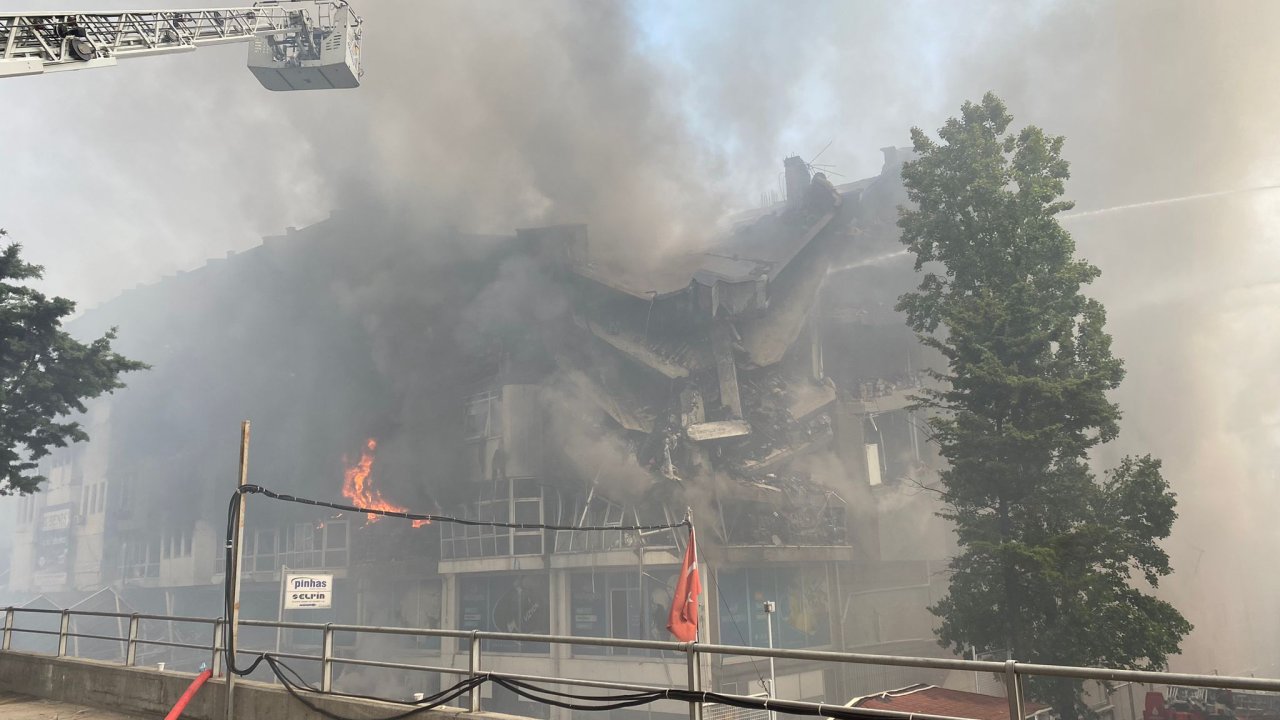 İkitelli Organize Sanayi bölgesindeki yangında binanın duvarları çöktü