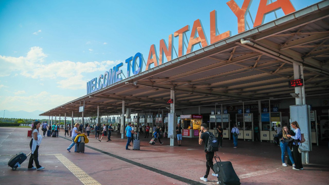 Antalya'da turist sayısı yeni rekor kırdı