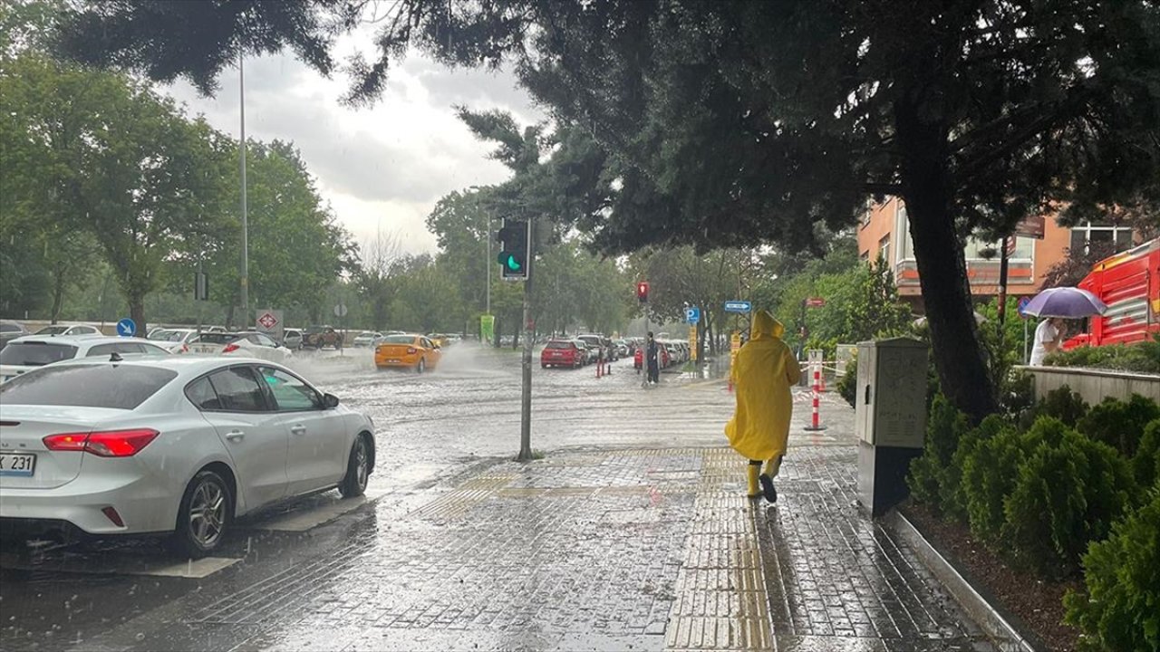 Ankara'da kuvvetli sağanak yağış etkilisini gösterdi