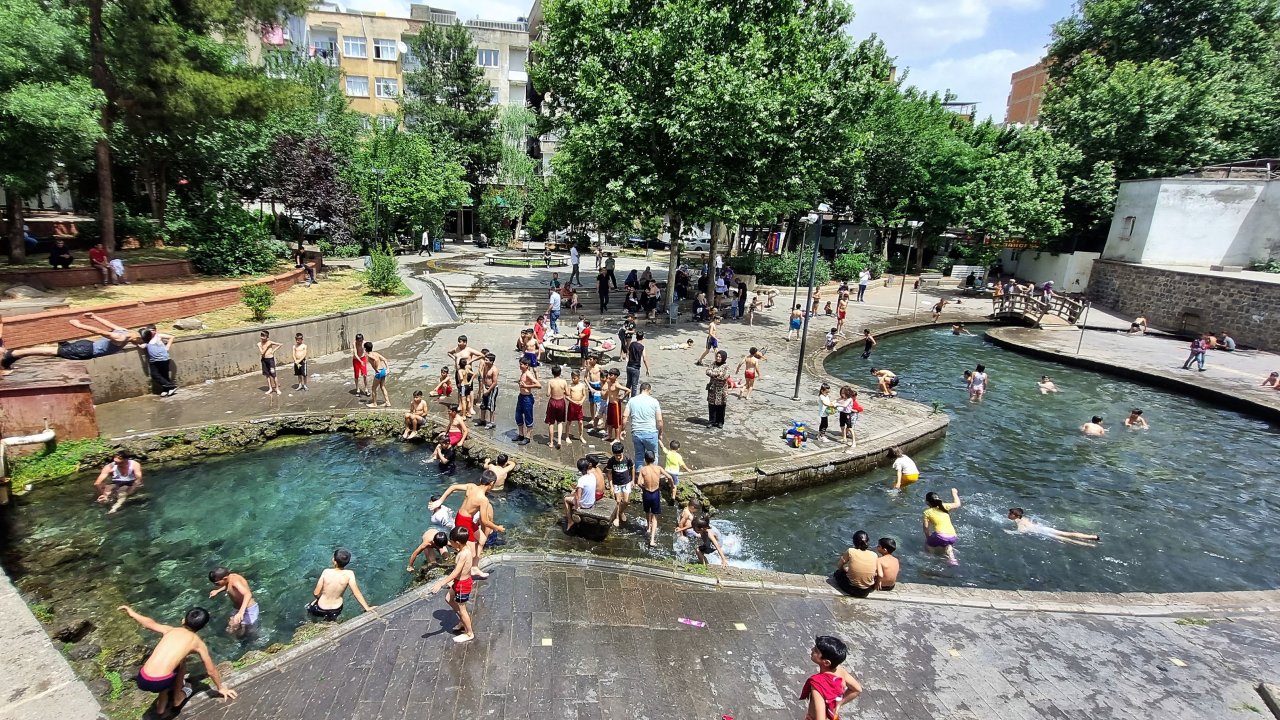Diyarbakır'da sıcaktan bunalanlar soluğu süs havuzlarında aldı