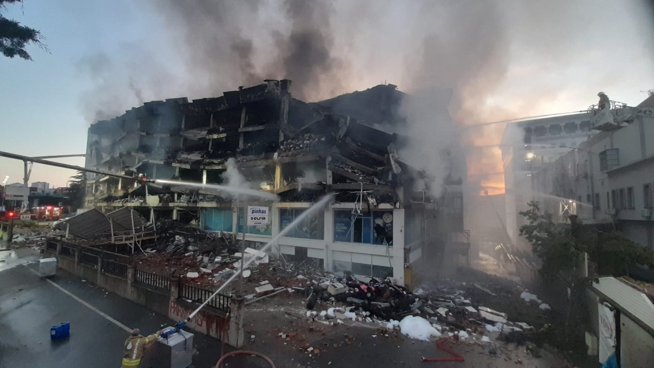 Başakşehir'deki fabrika yangını 2. gününde de devam ediyor