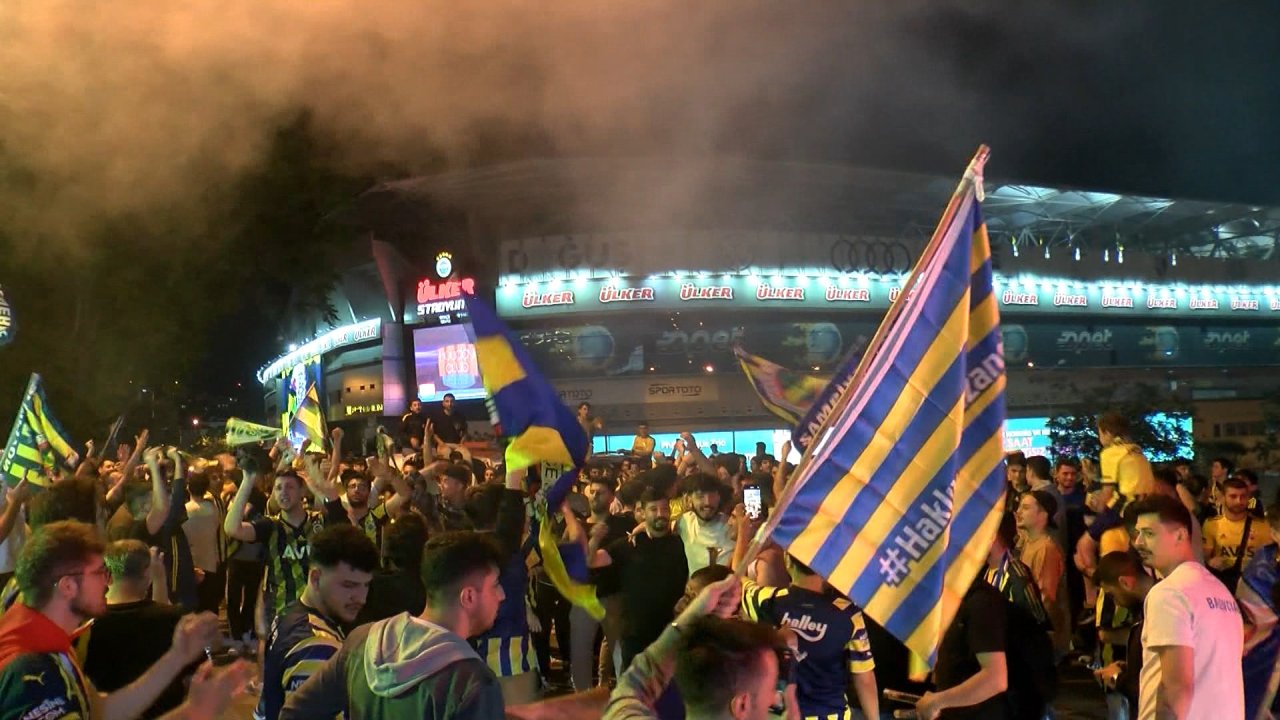 Fenerbahçeli taraftarların kupa coşkusu