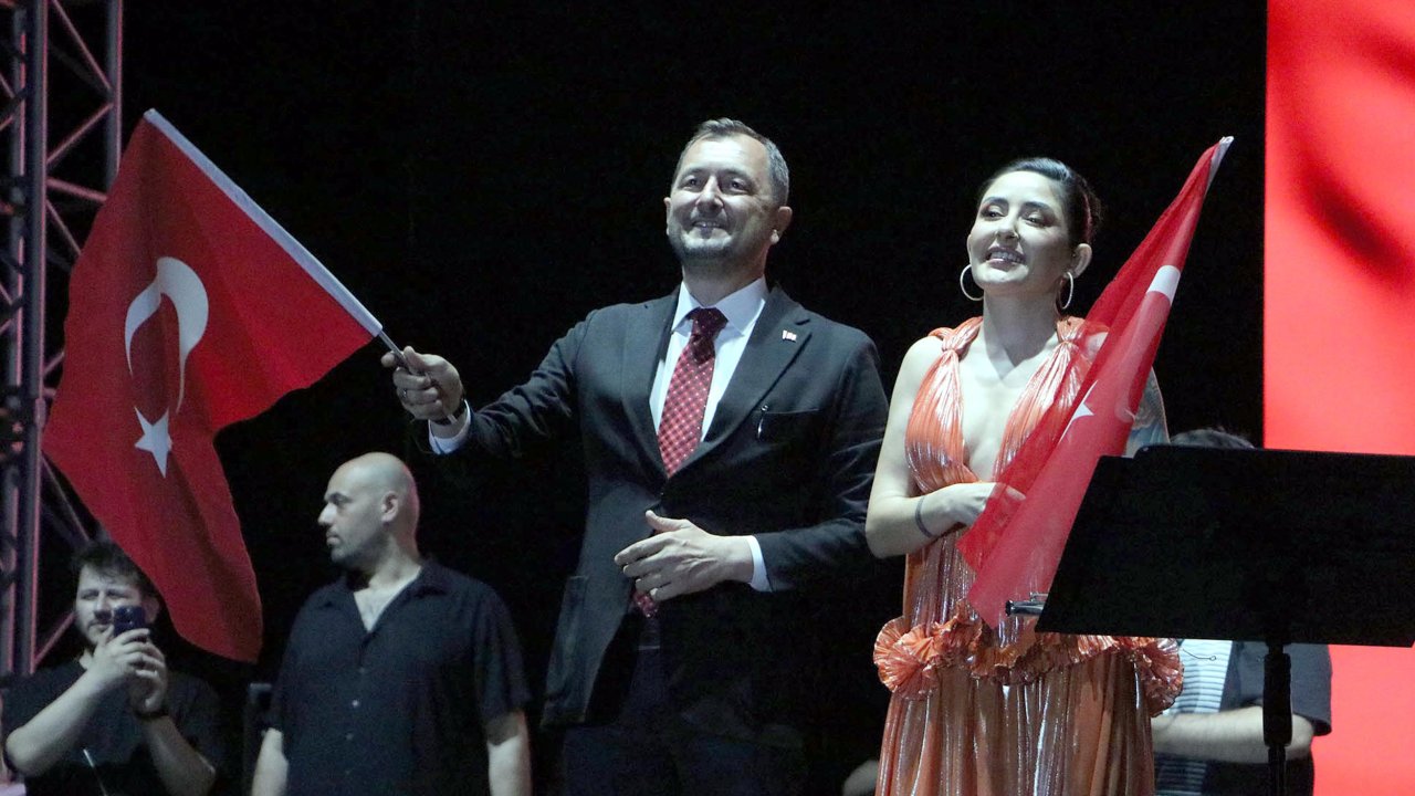Melek Mosso, Tekirdağ'da sahneye çıktı