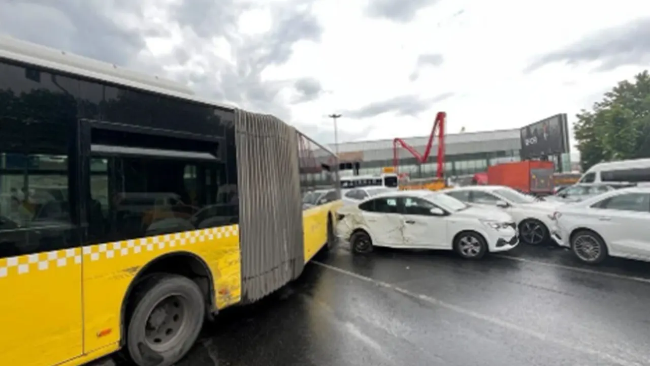 İstanbul'da İETT otobüsü 6 araca çarptı