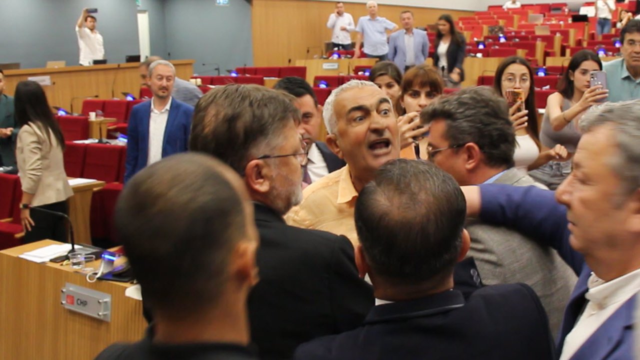 Mecliste arbede: AK Parti'li ve CHP'li üye birbirine girdi