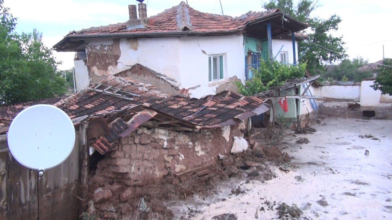 Sağanak sele neden oldu: Dereler taştı, evler çöktü