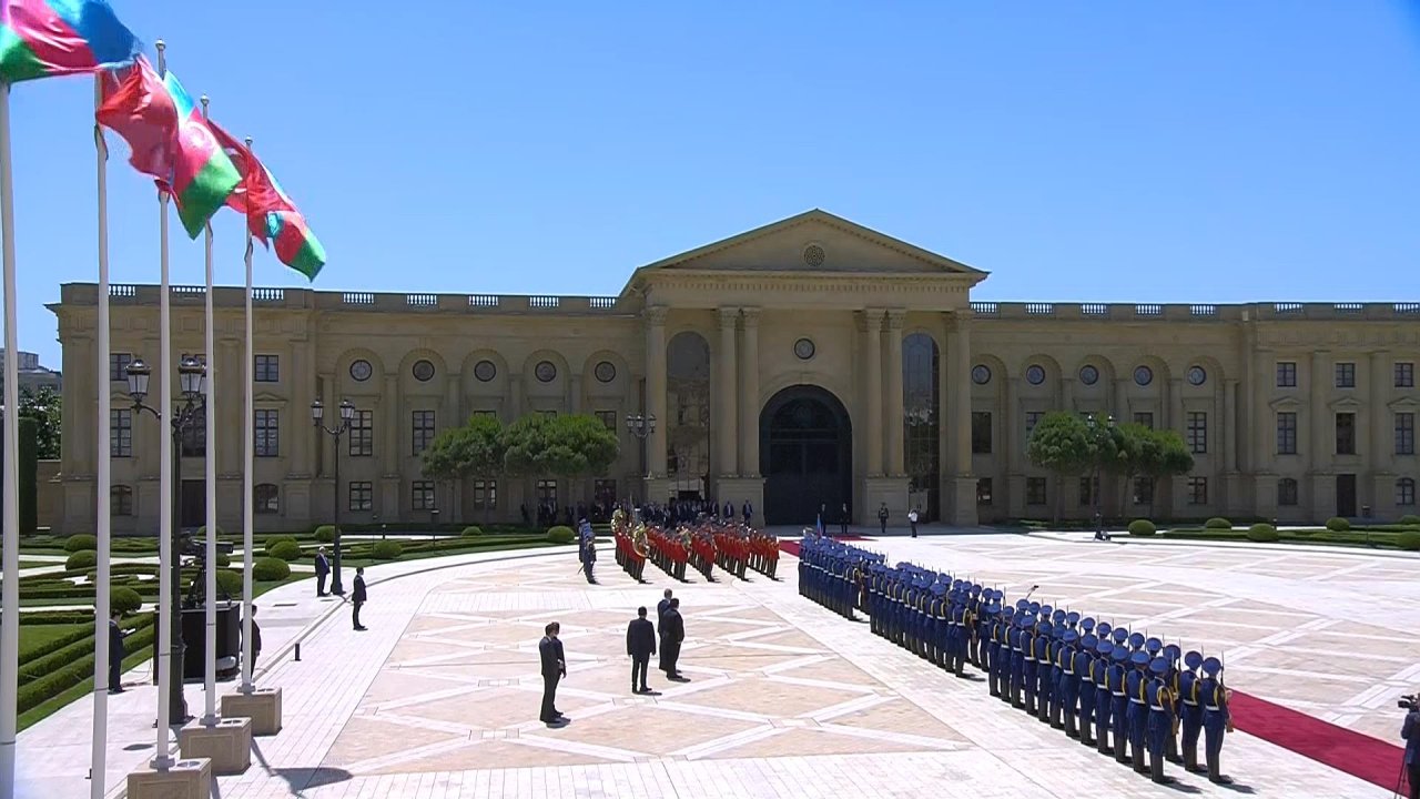 Erdoğan, Azerbaycan’da resmi törenle karşılandı