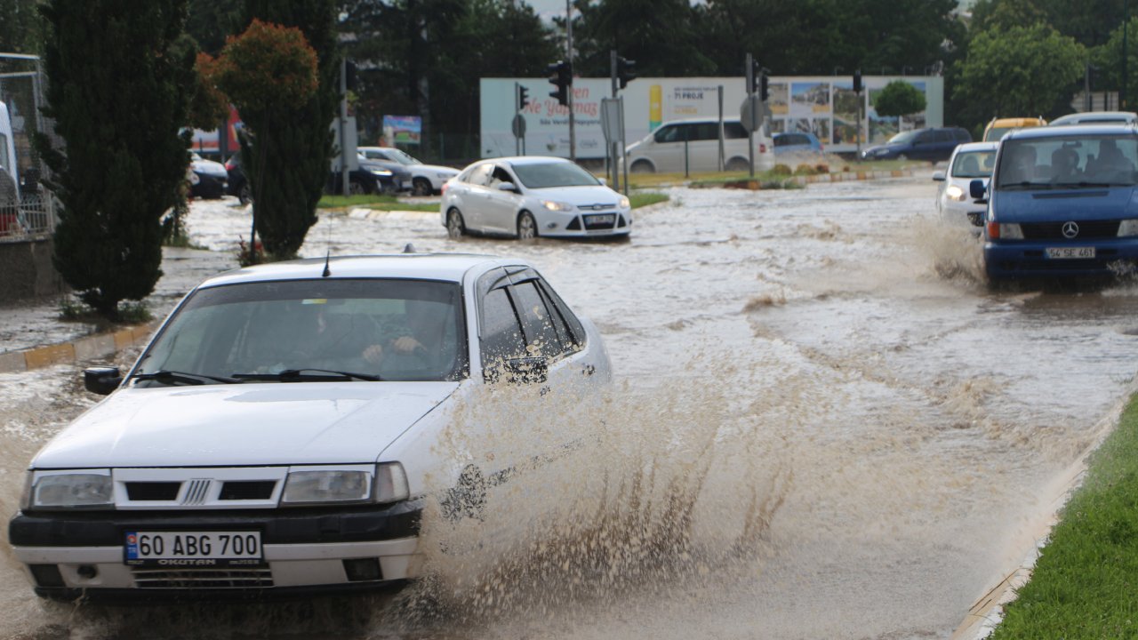 Tokat'ta sağanak yağış yolları göle çevirdi