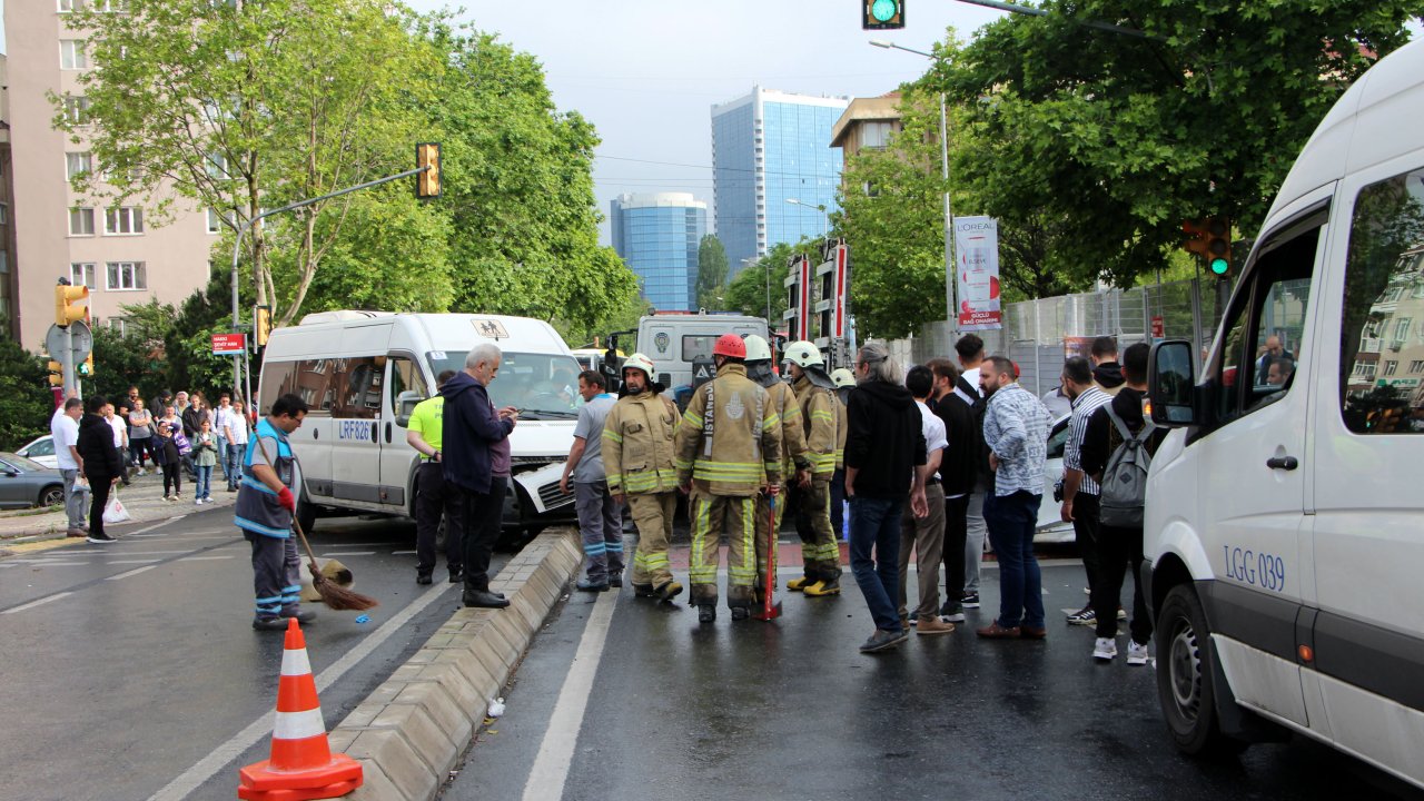 İstanbul'da servis minibüsü otomobile çarptı: 4 yaralı