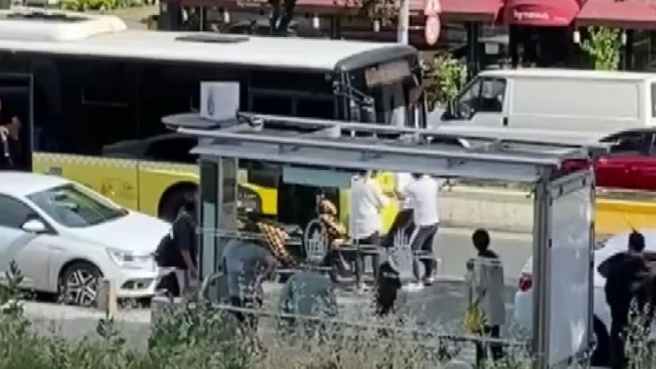 Şoföre sinirlendi otobüsün camını kırdı