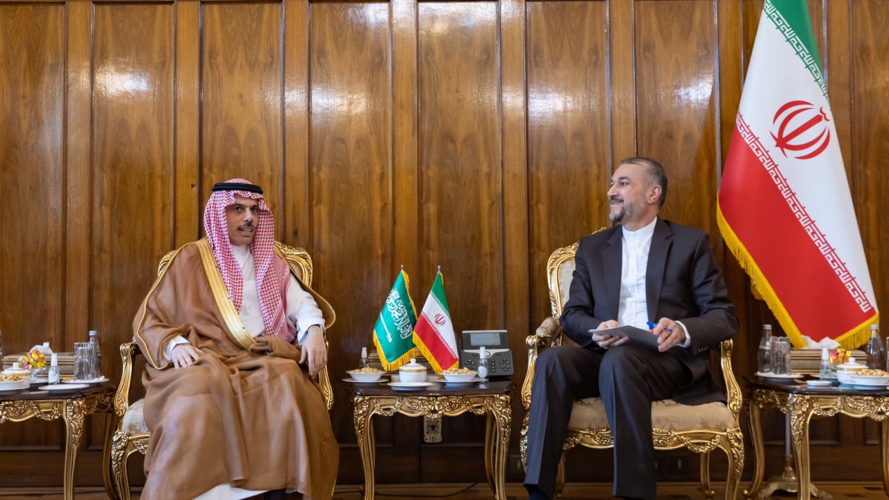 Suudi Arabistan Dışişleri Bakanı Farhan, İran Cumhurbaşkanı Reisi ile bir araya geldi