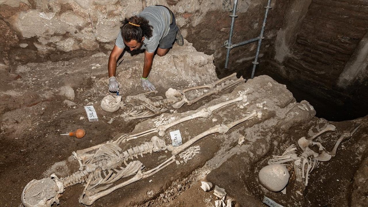 Tarihi kazıda çok sayıda insan iskeleti ve mezarlar bulundu