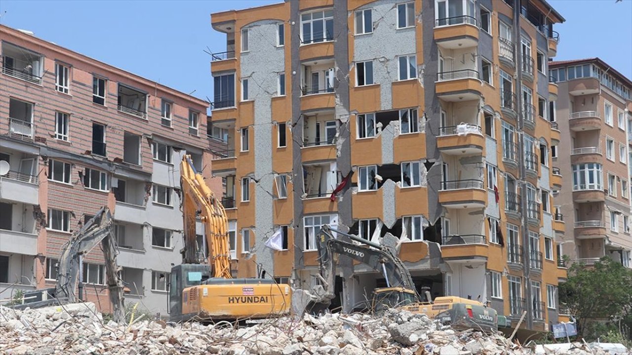 Deprem bölgesinde ağır hasarlı binaların yıkımı devam ediyor