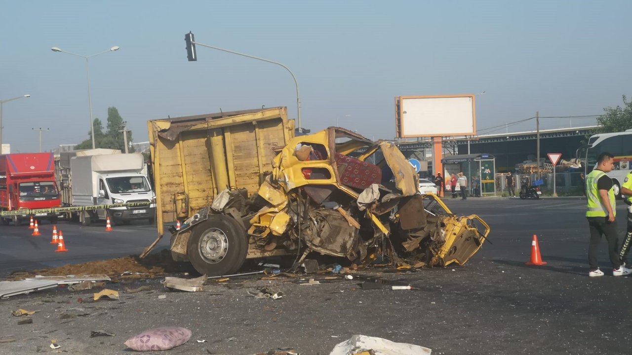 Yolcu otobüsü ile kamyon çarpıştı: 1 ölü, çok sayıda yaralı