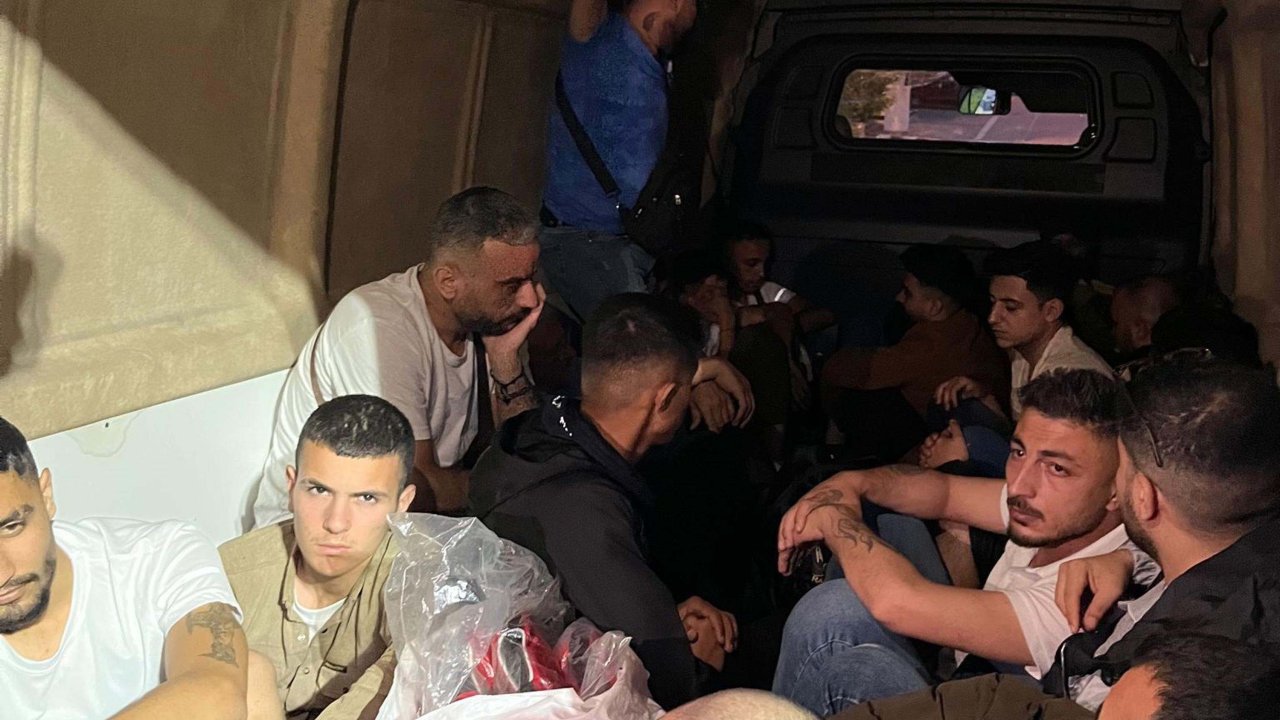 Kamyonet kasasında 21 kaçak göçmen yakalandı
