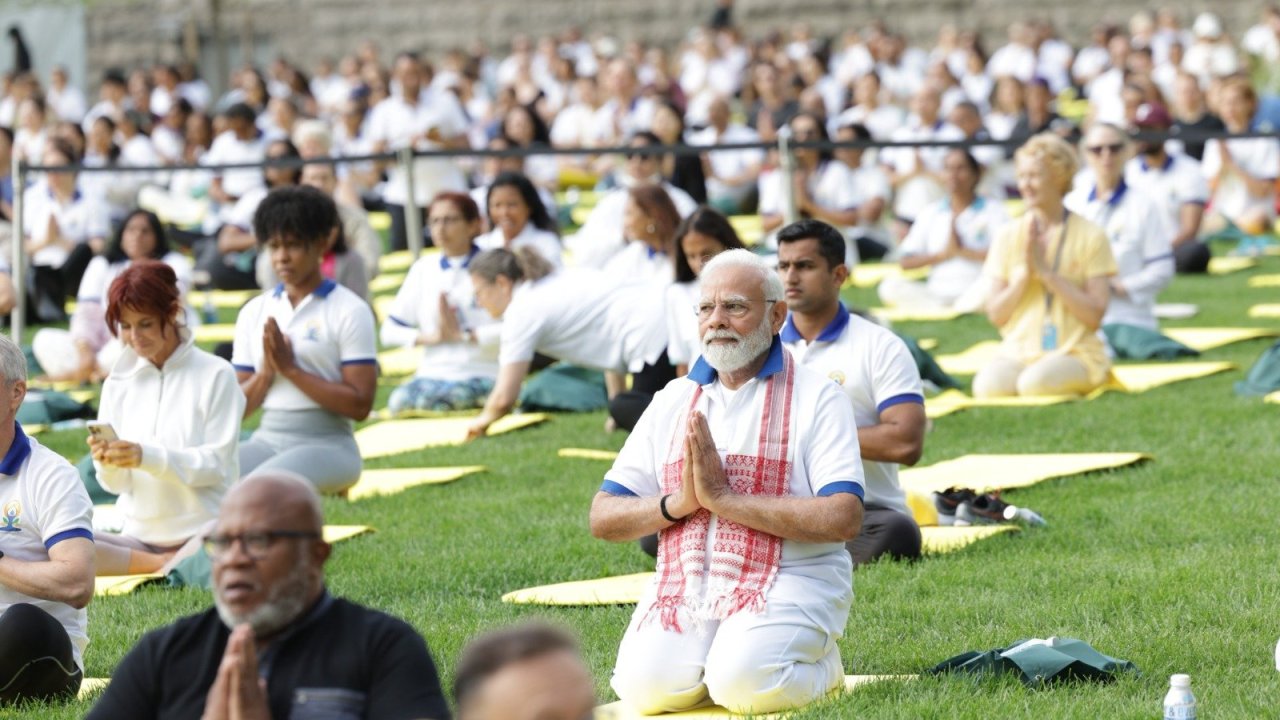 Hindistan Başbakanı binlerce kişiyle yoga yaptı