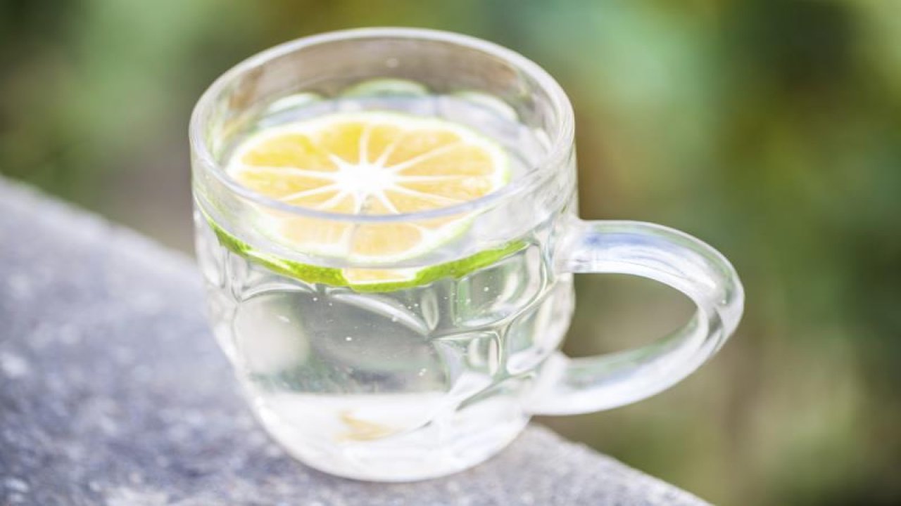 Sağlıklı beslenmek için tüketilen limonlu su düşünüldüğü gibi sağlıklı mı?