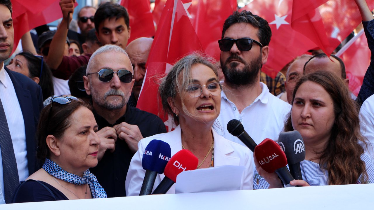 İstanbul Barosu önünde protesto: İnsan hakları kandırmacasına meydan okuyoruz