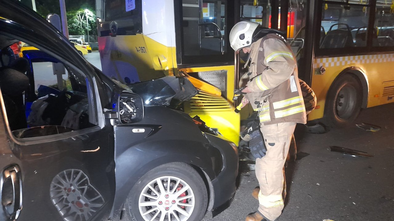 İETT otobüsüne çarptı: 4'ü ağır 6 yaralı