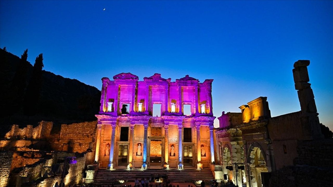 Işıklandırılan Efes Antik Kenti büyülüyor