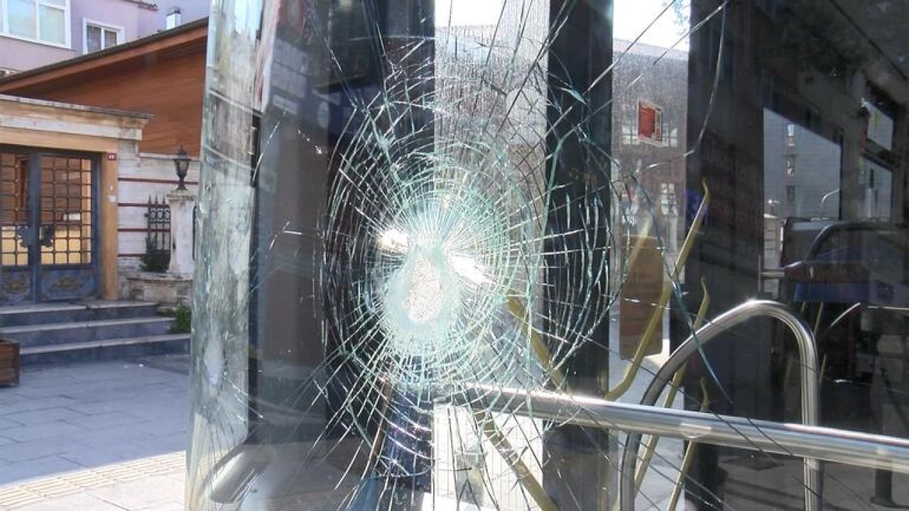 Aynasına çarpan otobüs şoförüne balta ile saldırdı