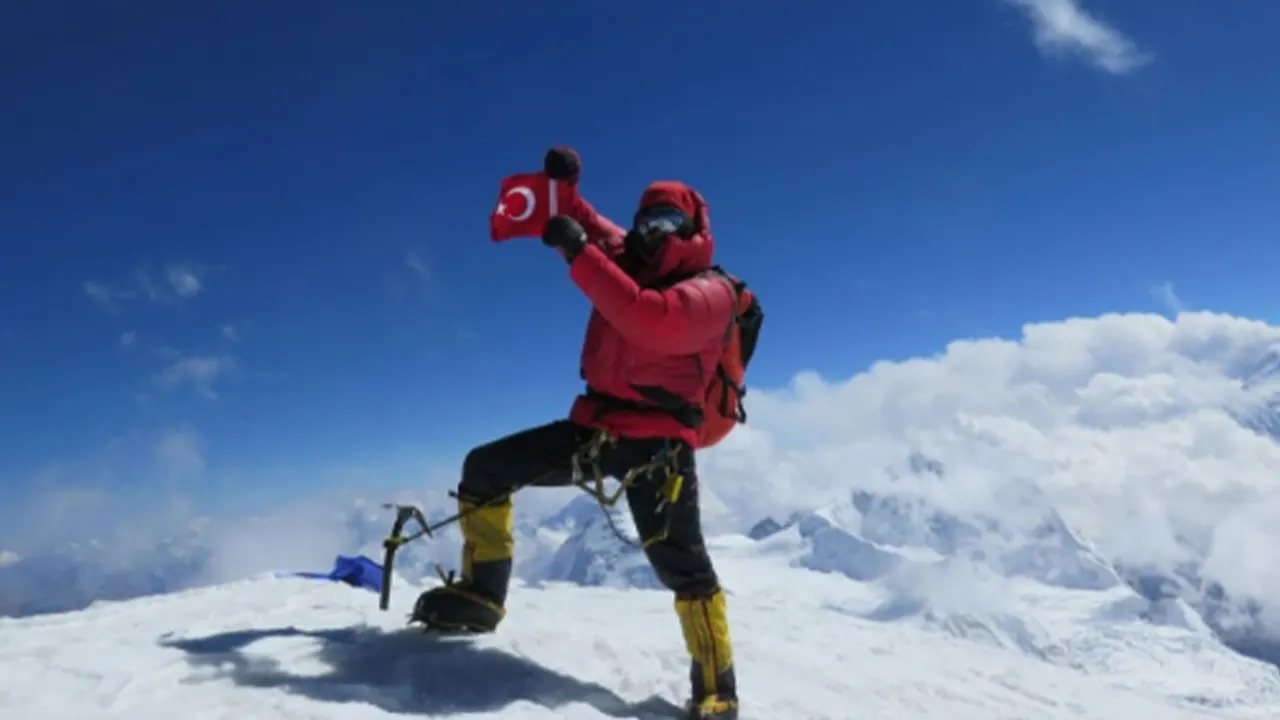 Dünyada sadece 45 kişi tamamladı: Milli dağcı tarihe geçti