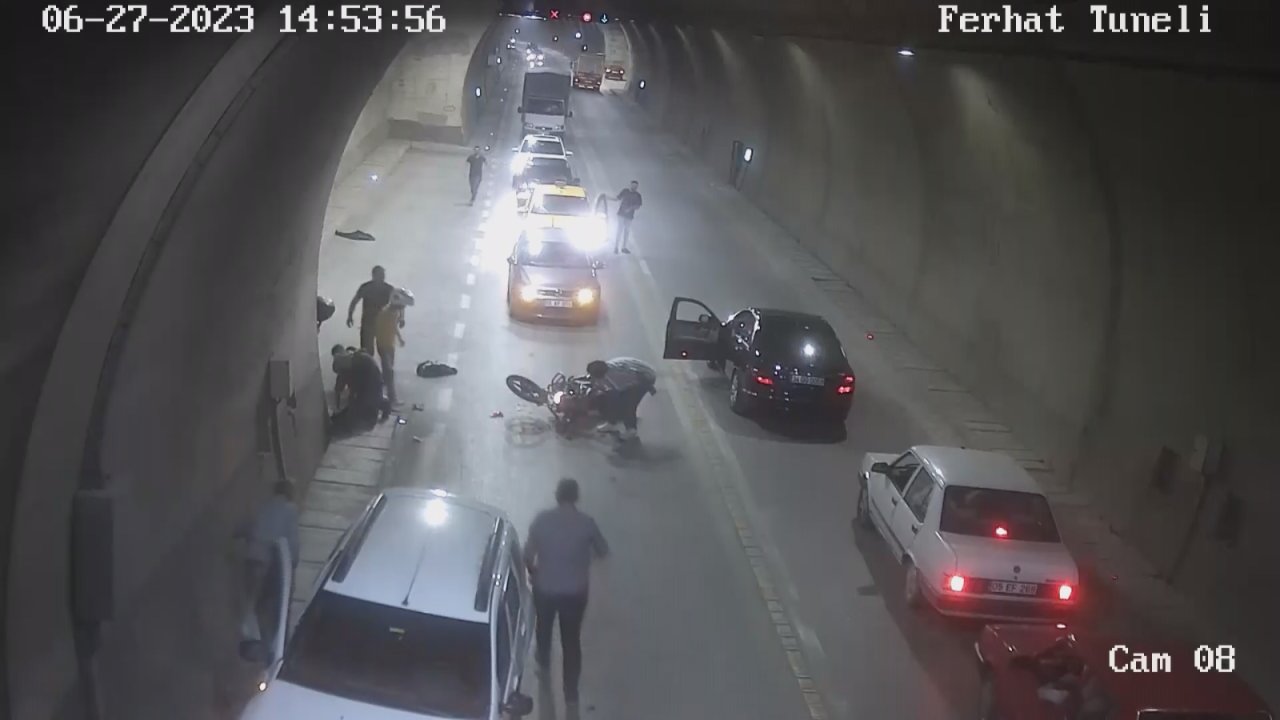 Tüneldeki motosiklet kazası güvenlik kamerasında