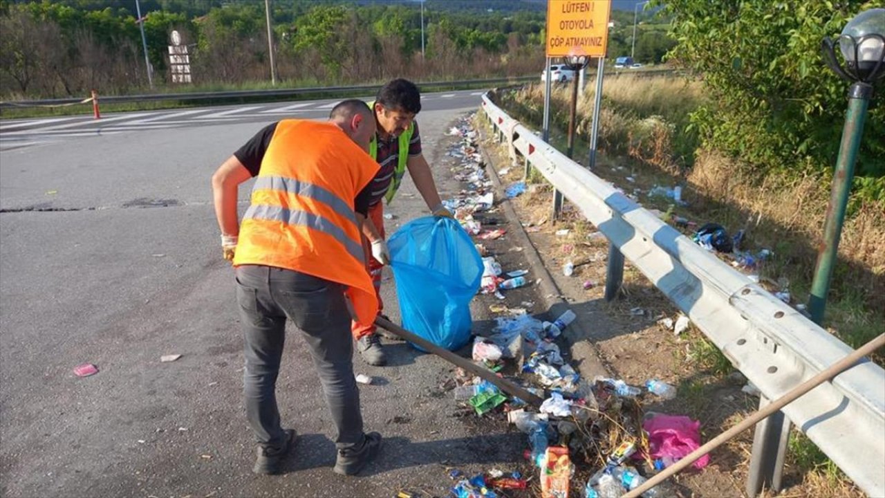 Anadolu Otoyolu'nda tatilcilerden kalan çöpler temizlendi