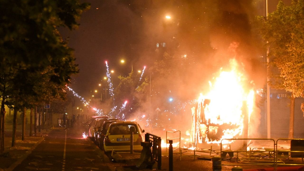 Polis, 17 yaşındaki genci vurmuştu! Fransa'da sokaklar karıştı