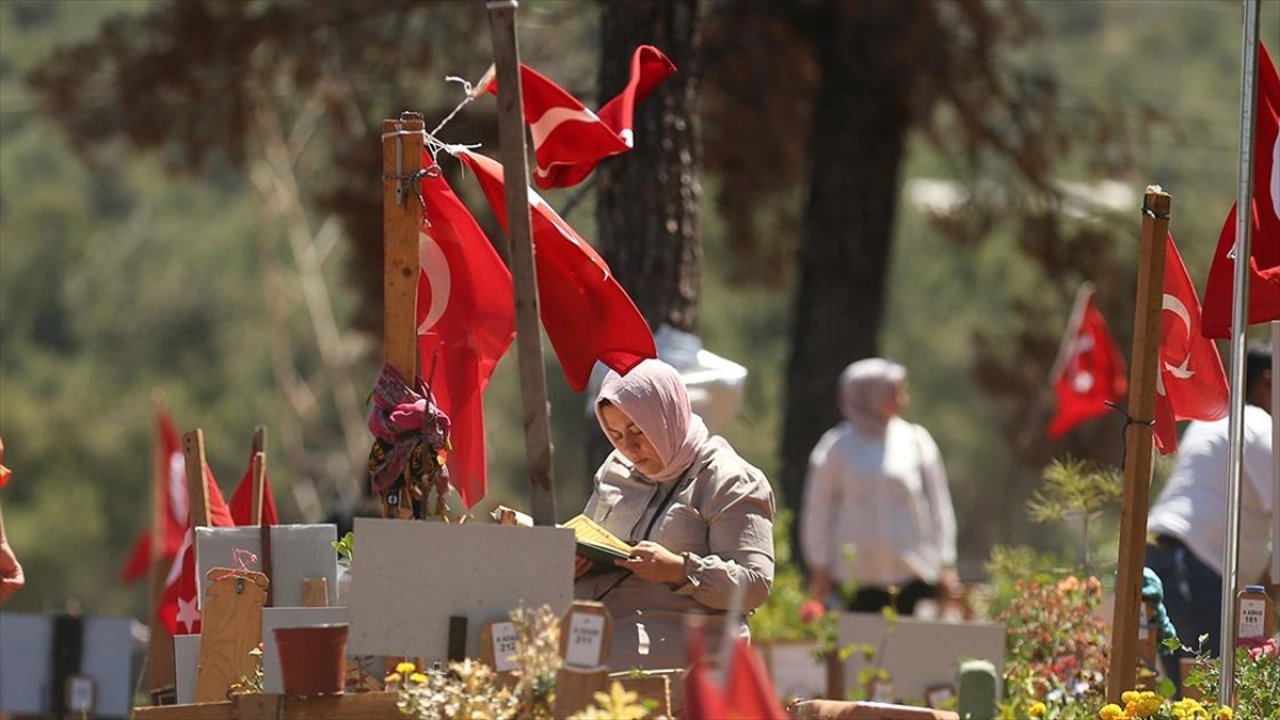 Kahramanmaraş'ta kabristanlarda hüzünlü bayram